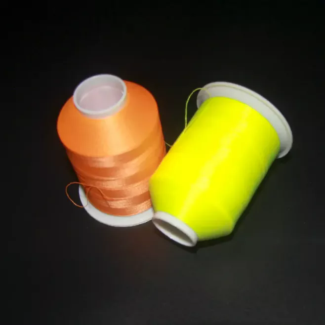 Hoe werkt Glow in the Dark Thread zonder batterijen of elektriciteit? Hoe werkt Glow in the Dark Thread zonder batterijen of elektriciteit?